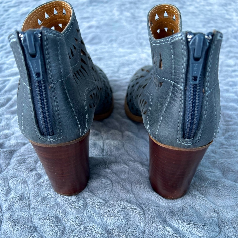 GUC Sofft Laser-Cut Heeled Ankle Boot size 8 - Picture 7 of 10